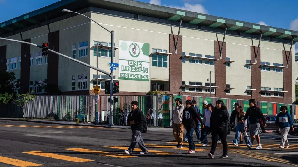 Migrantes y estudiantes en California enfrentan ansiedad escolar por redadas y presión política