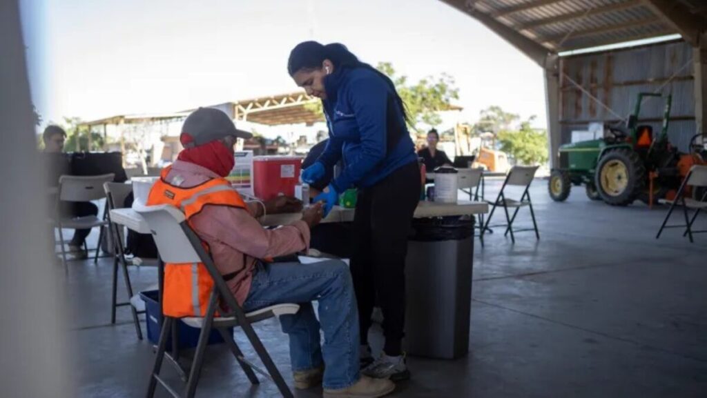 Clínica móvil brinda atención médica a migrantes en California ante menor acceso a servicios preventivos