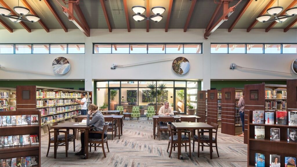 Fachada luminosa de una librería en Mission Hills que revitaliza un edificio histórico y ofrece espacios culturales para la comunidad