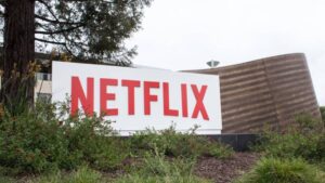 Ilustración editorial de Netflix y Warner Bros fusionando operaciones en un entorno que refleja transformación global del contenido.