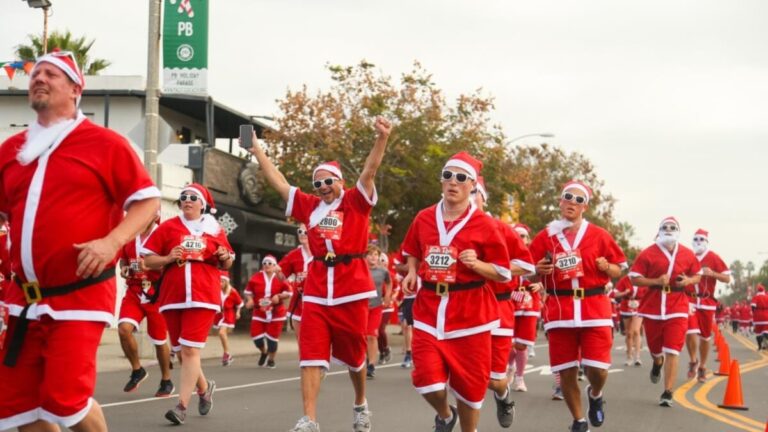Celebración Pacific Beach Holiday con comunidad reunida en Crystal Pier durante eventos festivos