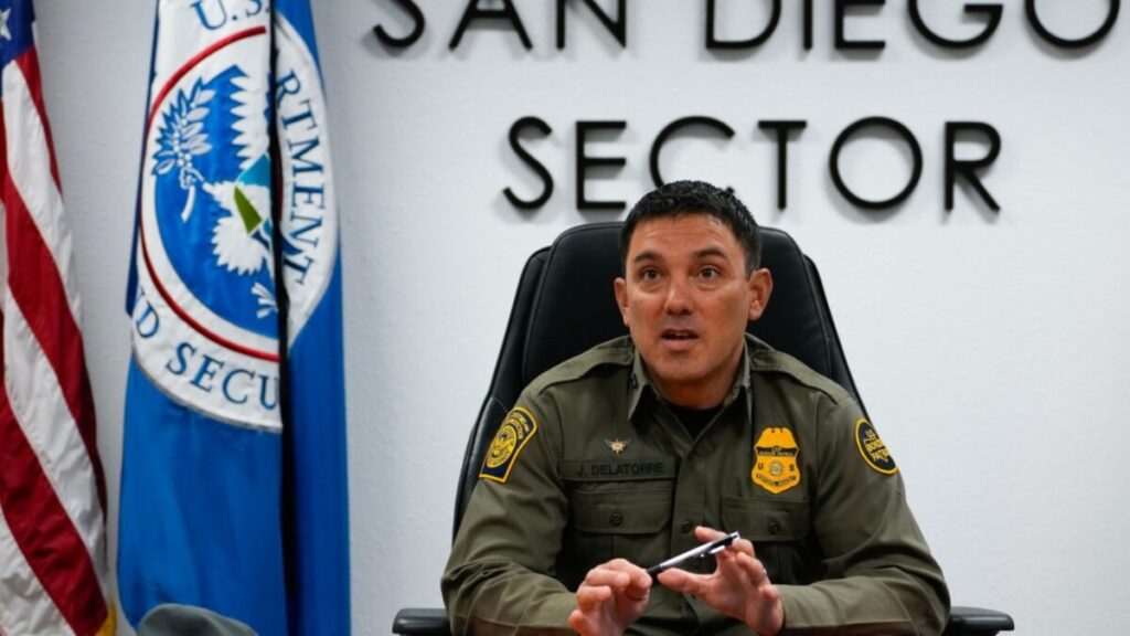 Agentes de la Patrulla Fronteriza patrullan una zona urbana del condado de San Diego