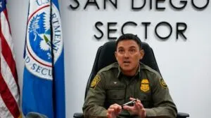 Agentes de la Patrulla Fronteriza patrullan una zona urbana del condado de San Diego