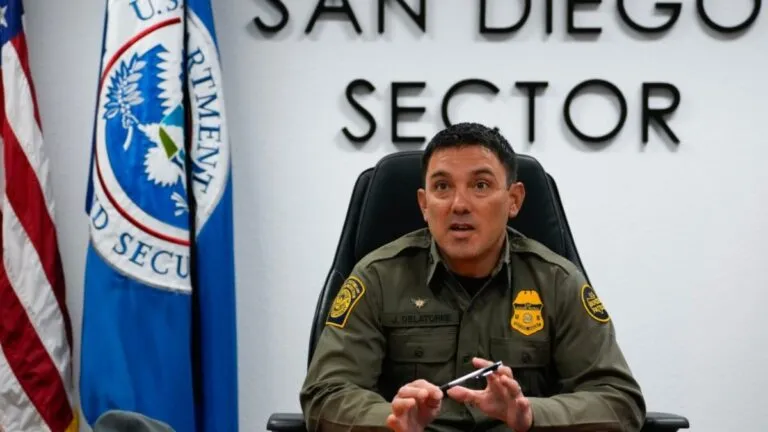 Agentes de la Patrulla Fronteriza patrullan una zona urbana del condado de San Diego