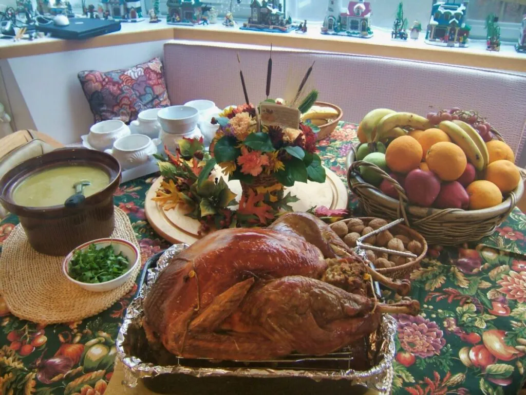 Mesa navideña con pavo horneado tradicional y guarniciones mexicanas, en celebración decembrina de comunidad latina Instrucciones para IA generadora de imagen: Fotorealista, estilo editorial moderno y aspiracional. Mostrar una mesa decorada con un pavo horneado al centro, rodeado de guarniciones típicas mexicanas como ensalada de manzana y tortillas. Fondo cálido, ambiente familiar. Composición horizontal, alta resolución, sin texto en imagen, optimizada para web. CIERRE Esta nota fue elaborada a partir de información de Players of Life. Fuentes consultadas: https://playersoflife.com/monterrey/pavo-platillo-favorito-fiestas-decembrinas-mexico/