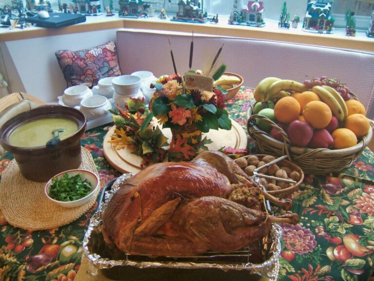 Mesa navideña con pavo horneado tradicional y guarniciones mexicanas, en celebración decembrina de comunidad latina Instrucciones para IA generadora de imagen: Fotorealista, estilo editorial moderno y aspiracional. Mostrar una mesa decorada con un pavo horneado al centro, rodeado de guarniciones típicas mexicanas como ensalada de manzana y tortillas. Fondo cálido, ambiente familiar. Composición horizontal, alta resolución, sin texto en imagen, optimizada para web. CIERRE Esta nota fue elaborada a partir de información de Players of Life. Fuentes consultadas: https://playersoflife.com/monterrey/pavo-platillo-favorito-fiestas-decembrinas-mexico/