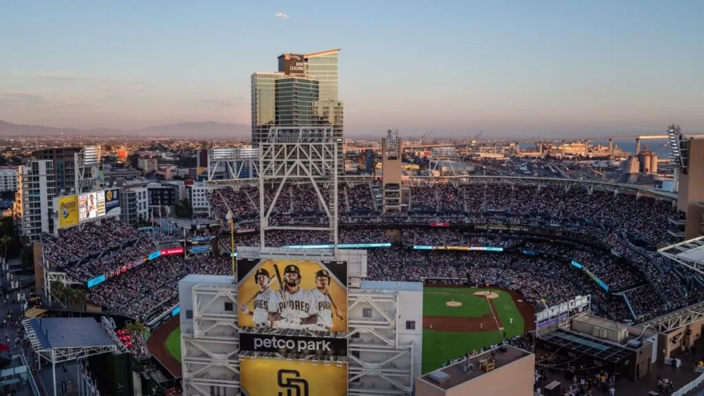 Cuadrillas del Ballpark District realizan limpieza y mejoras urbanas alrededor de Petco Park en San Diego