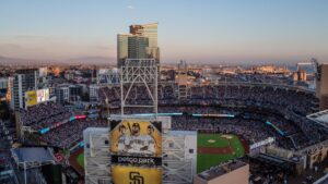 Cuadrillas del Ballpark District realizan limpieza y mejoras urbanas alrededor de Petco Park en San Diego