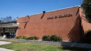 Vista urbana de San Diego con edificios residenciales que representan proyectos de vivienda asequible en evaluación.