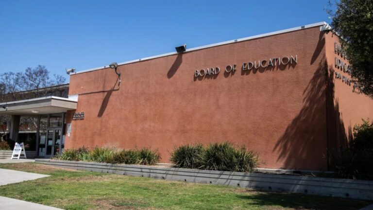 Vista urbana de San Diego con edificios residenciales que representan proyectos de vivienda asequible en evaluación.