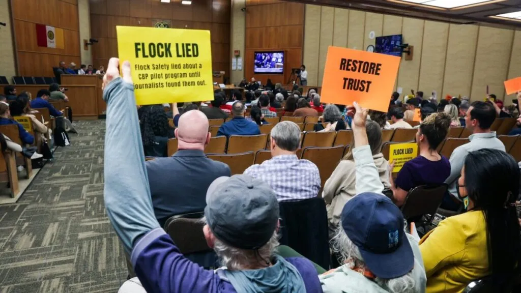 Escena urbana de San Diego con infraestructura vinculada a tecnología de vigilancia y supervisión comunitaria.