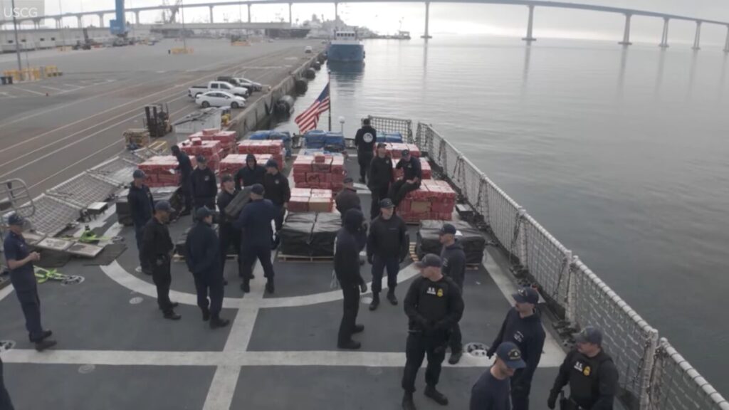 Autoridades federales descargan cargamento de cocaína decomisado en el puerto de San Diego