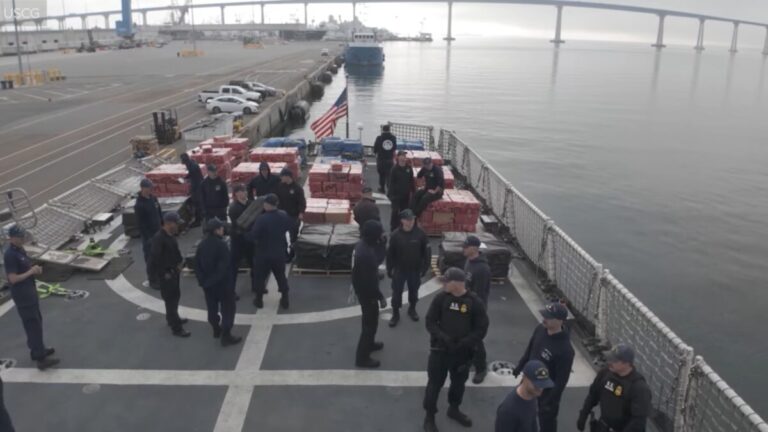 Autoridades federales descargan cargamento de cocaína decomisado en el puerto de San Diego