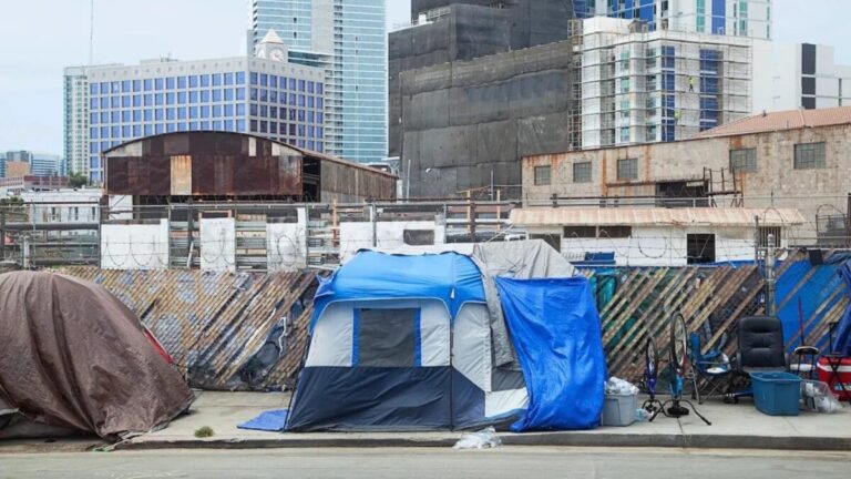 Líderes comunitarios y organizaciones analizan soluciones para personas sin hogar en San Diego