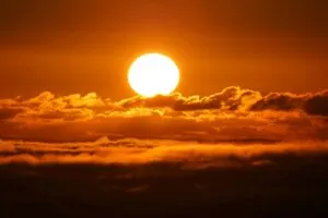 Vista aérea de San Diego con zonas vulnerables al clima extremo y elementos de infraestructura urbana