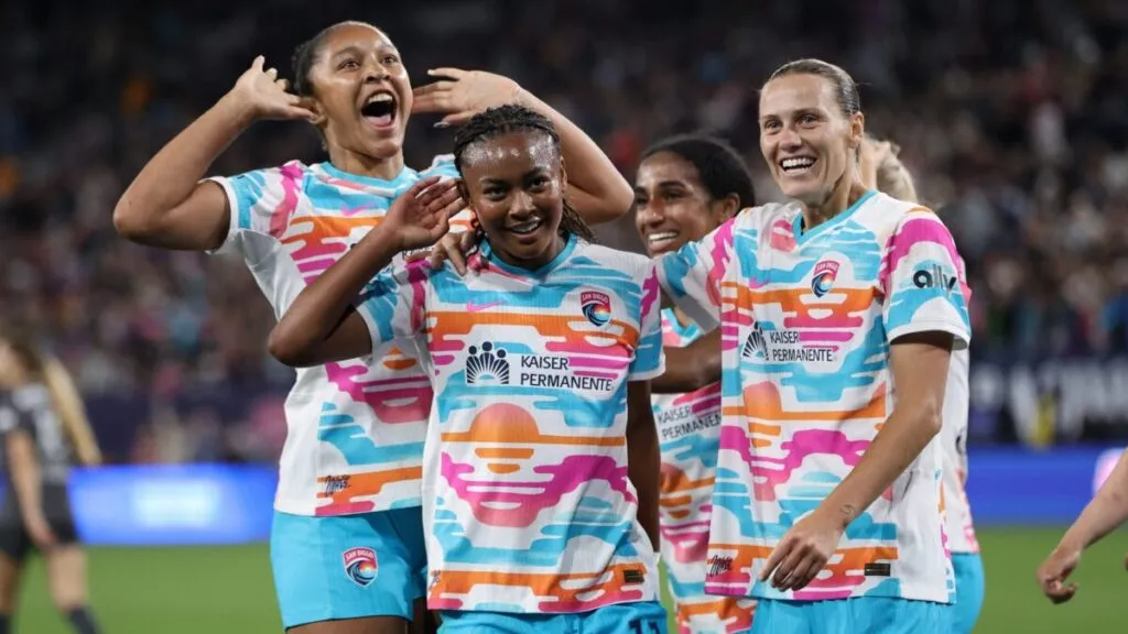 Jugadoras de San Diego Wave FC celebran mientras el club analiza cambios para la temporada 2026