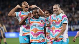 Jugadoras de San Diego Wave FC celebran mientras el club analiza cambios para la temporada 2026