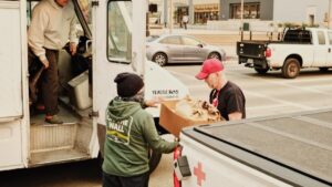 San dieguinos reciben apoyo alimentario comunitario ante inseguridad alimentaria persistente en San Diego