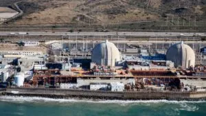 Vista de San Onofre con maquinaria iniciando trabajos de demolición en los domos icónicos