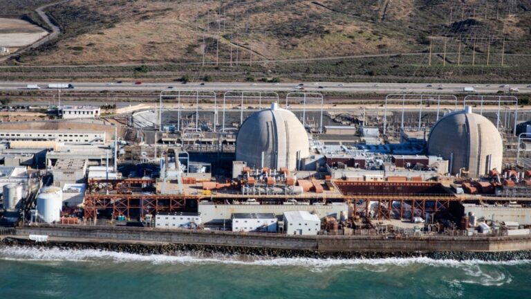 Vista de San Onofre con maquinaria iniciando trabajos de demolición en los domos icónicos