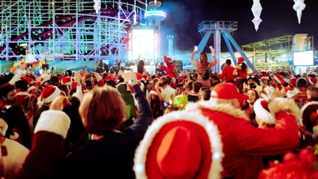 SantaCon transforma Mission Beach con música en vivo, disfraces festivos y escenarios múltiples en San Diego