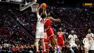 Jugadores de SDSU en acción durante un partido, previo a su visita como visitantes ante Arizona, líder del ranking nacional