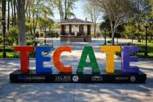 Letrero de colores “TECATE” frente a quiosco tradicional en parque de Tecate, Baja California, como atractivo turístico del Pueblo Mágico