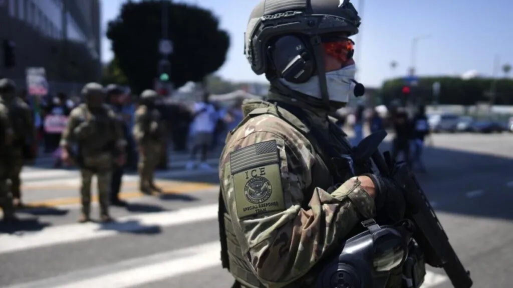 Escena urbana en San Diego donde se observa tensión entre un TikToker y agentes de ICE durante un operativo viral