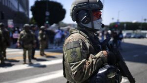 Escena urbana en San Diego donde se observa tensión entre un TikToker y agentes de ICE durante un operativo viral