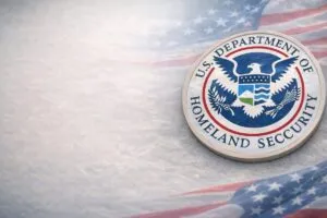 Personas hispanas con atuendo profesional frente a edificio gubernamental, reflejando cambio en visas H-1B