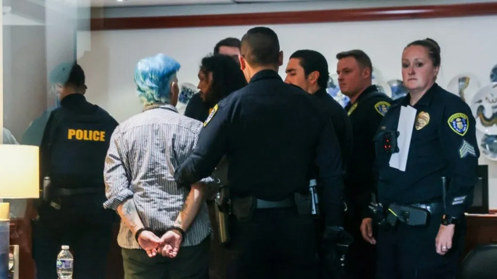 Activistas ocupan oficina del alcalde en San Diego durante protesta por operativos migratorios