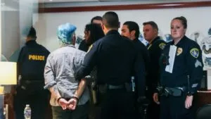 Activistas ocupan oficina del alcalde en San Diego durante protesta por operativos migratorios