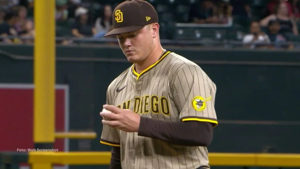 Adrián Morejón lanzando con San Diego Padres en bullpen MLB