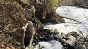 Río Tijuana afectado por el colapso de una tubería que vierte aguas residuales desde Tijuana hacia la frontera