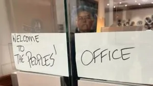 Manifestantes durante protestas anti ICE dentro del edificio administrativo de San Diego