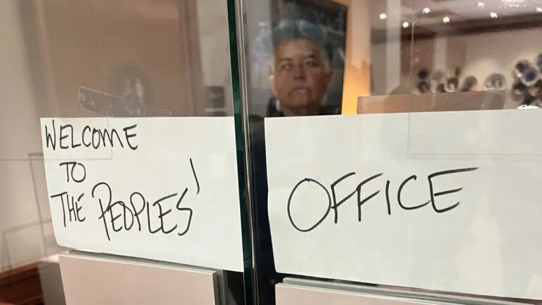 Manifestantes durante protestas anti ICE dentro del edificio administrativo de San Diego