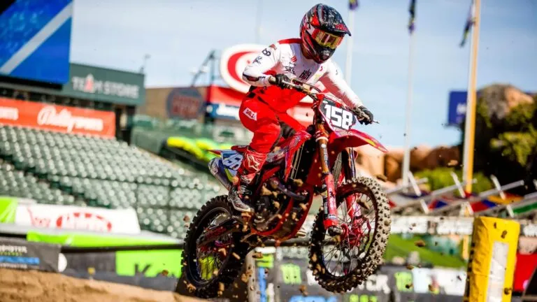 Arturo Fierro compite en Supercross durante el arranque de temporada