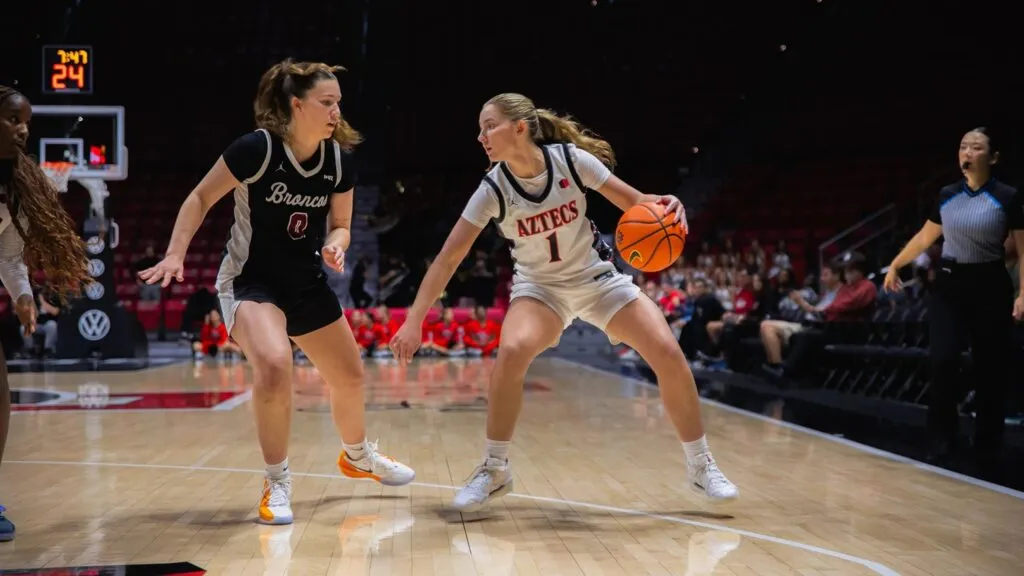 Bailey Barnhard compite con SDSU y representa un legado familiar del baloncesto en San Diego
