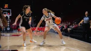 Bailey Barnhard compite con SDSU y representa un legado familiar del baloncesto en San Diego