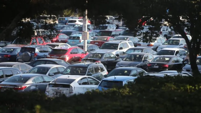 Balboa Park enfrenta debate ciudadano y político por el cobro de estacionamiento en San Diego