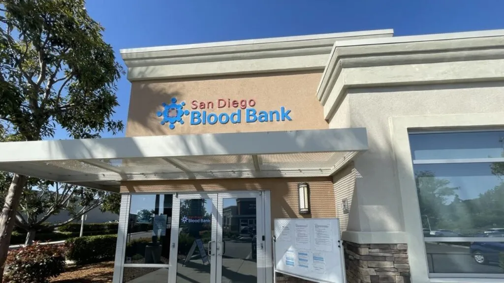 Voluntario dona sangre en banco de sangre durante campaña de enero en San Diego