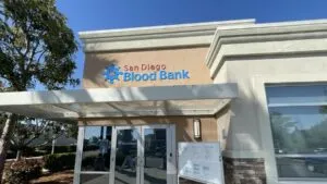 Voluntario dona sangre en banco de sangre durante campaña de enero en San Diego