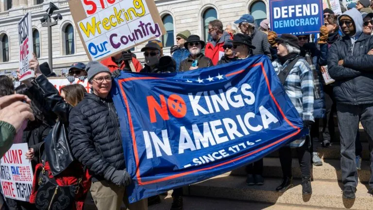 La Ley No Kings avanza en California para permitir demandas contra agentes federales por abusos constitucionales