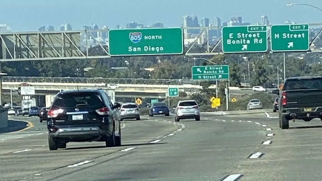 Costos de vivienda y transporte en San Diego influyen en el gasto familiar y la vida urbana