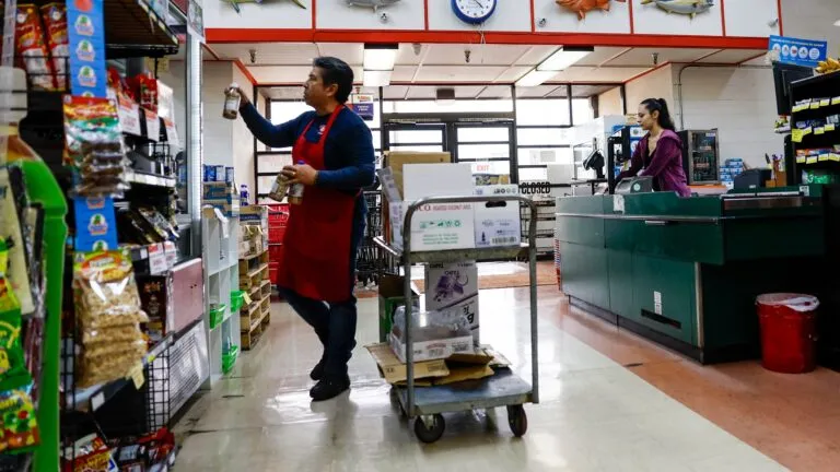 Desempleo en San Diego con actividad laboral en sectores clave de la economía local