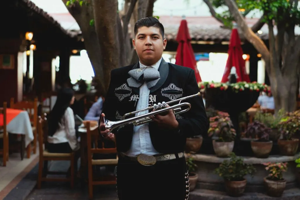 Grupo de mariachi tocando al aire libre durante el Día del Mariachi en San Diego