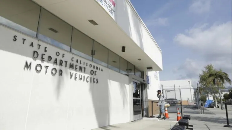 DMV notifica a miles de personas por errores en tarjetas Real ID