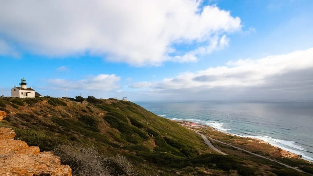 Faro de Point Loma sobre acantilados del Pacífico en San Diego