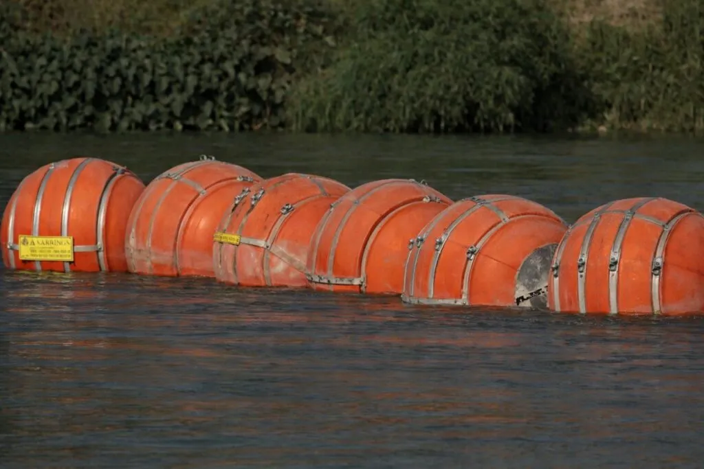 Barreras flotantes y vigilancia refuerzan el muro fronterizo en el Río Bravo para frenar cruces migratorios