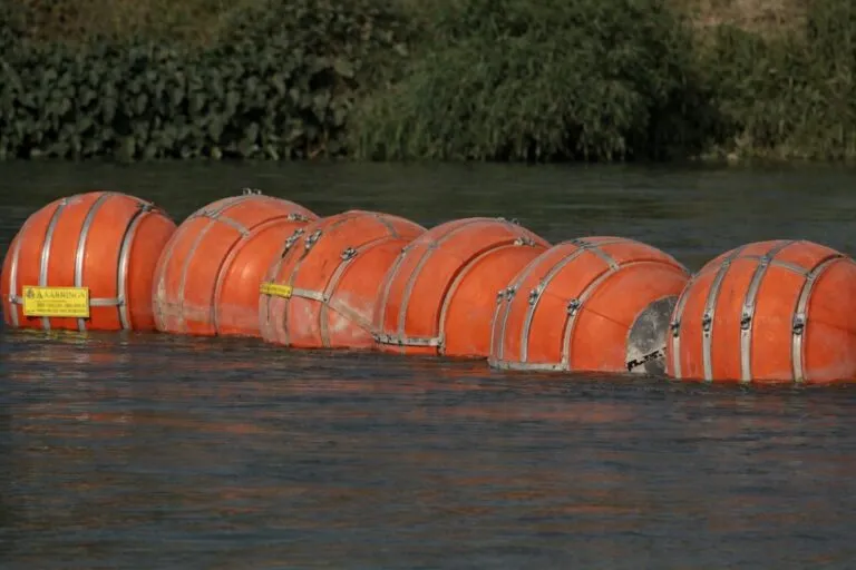 Barreras flotantes y vigilancia refuerzan el muro fronterizo en el Río Bravo para frenar cruces migratorios